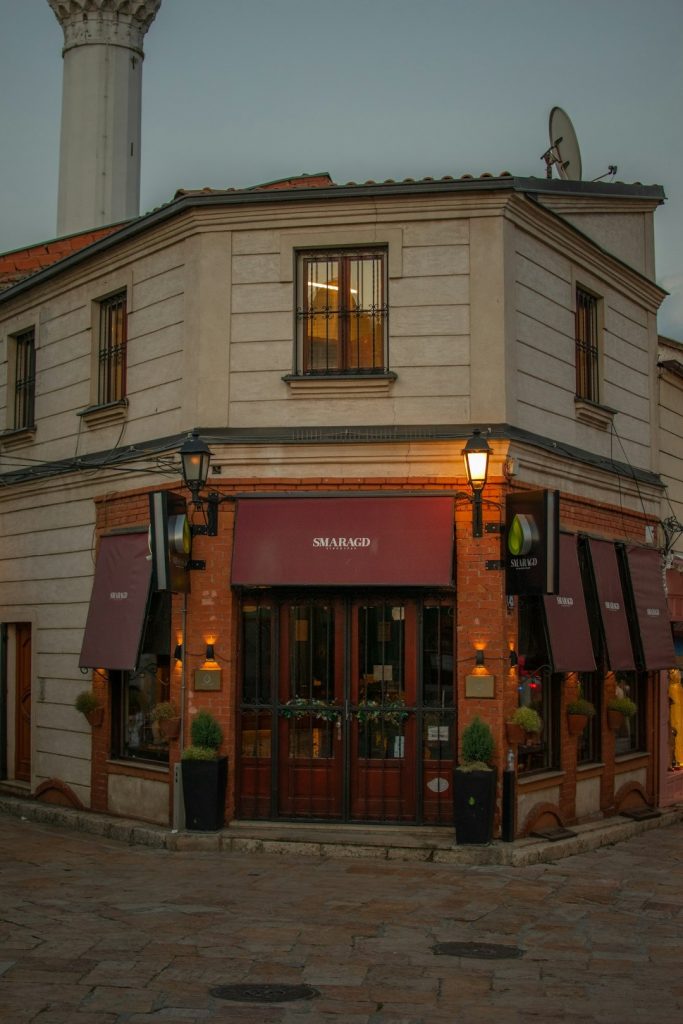 Restaurant de quartier à Paris avec enseigne éclairée – ambiance urbaine traditionnelle.