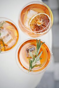 3 veres avec des cocktails oranges
